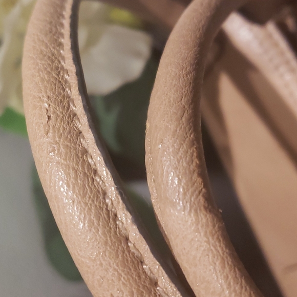 ❣️💫MARK DOWN💫❣️ Guess Tan handbag - Picture 12 of 12